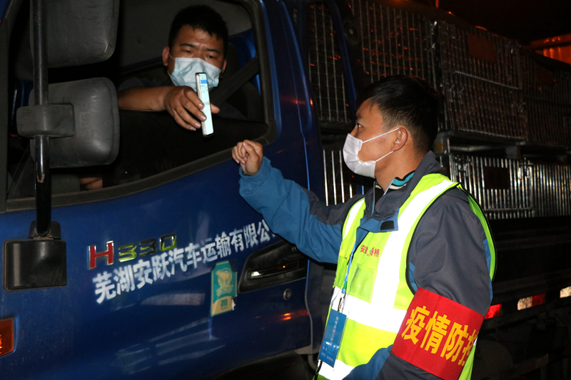 新一輪疫情發(fā)生后，安徽路橋迅速行動，組織全體職工和勞務(wù)工人進(jìn)行全員核算檢測，筑牢疫情防控第一道防線。此外，還積極投身屬地疫情防控，踐行國企擔(dān)當(dāng)。