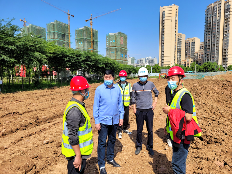六安市重點(diǎn)工程建設(shè)管理處黨組書記、主任陳斌到長安路南延項(xiàng)目調(diào)研復(fù)工復(fù)產(chǎn)工作