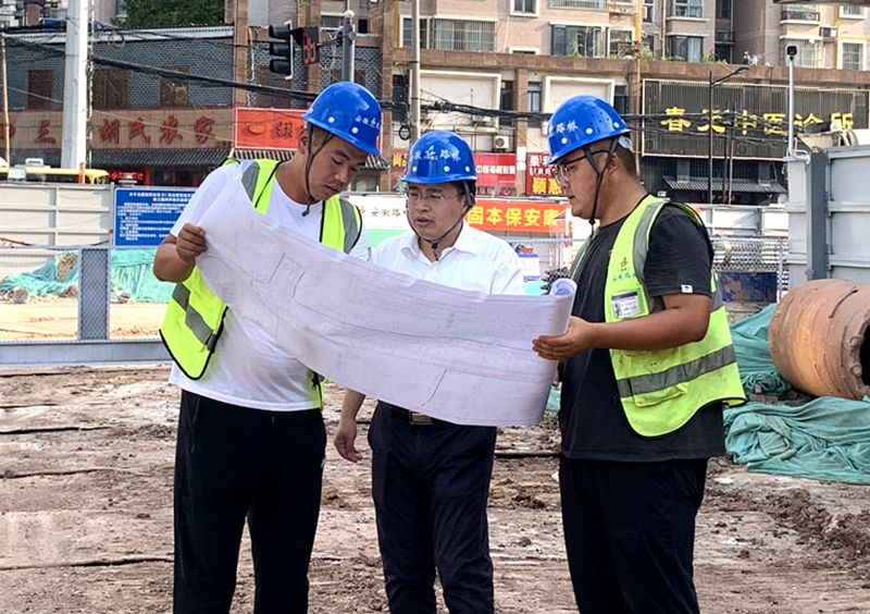 公司黨委書記、董事長(zhǎng)錢申春到機(jī)場(chǎng)S1線先行段調(diào)研安全生產(chǎn)工作