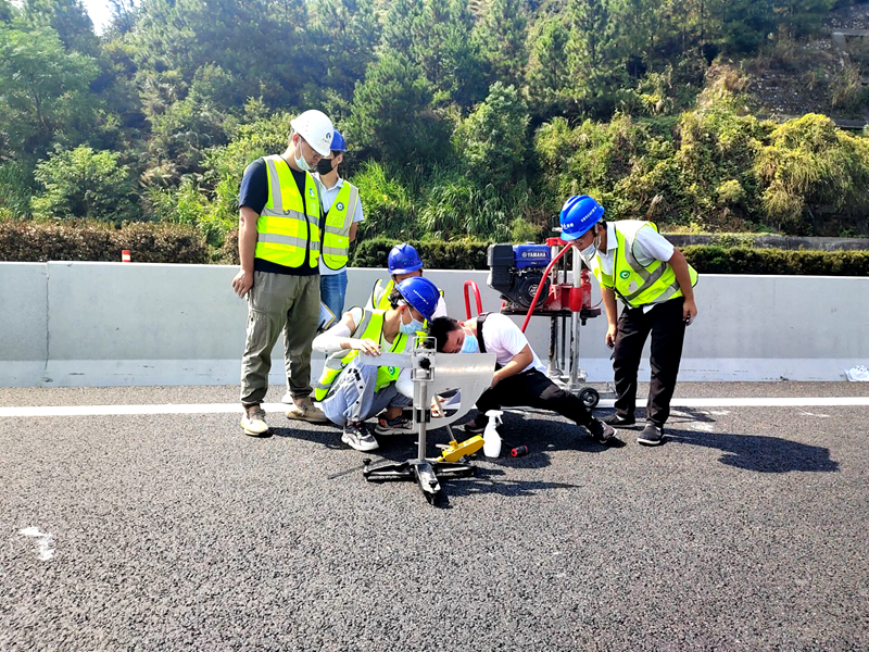 吉康改擴建C1標(biāo)率先完成全線首段主線路基、路面分段交工驗收 (1)